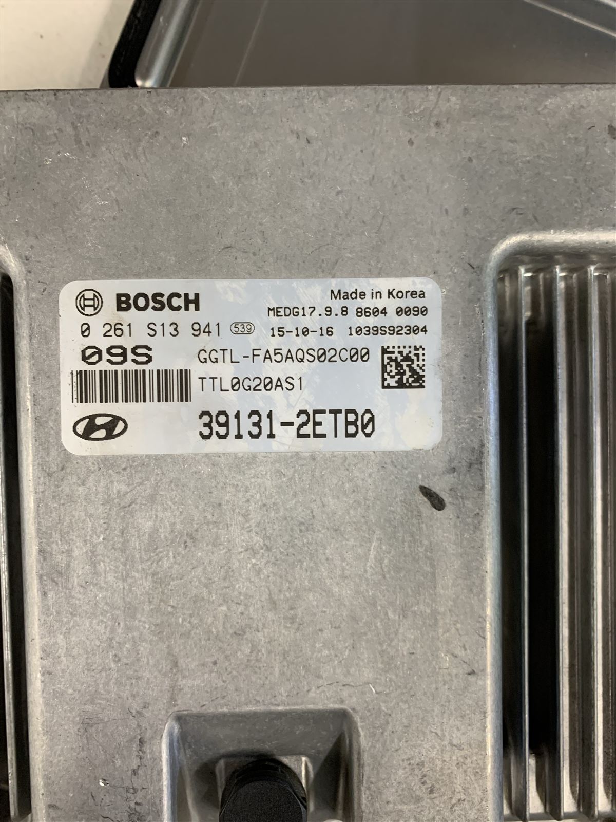 Label of the Hyundai Tucson engine ECU: Bosch MEDG17.9.8, Bosch number 0 261 S13 941, Hyundai part number 39131-2ETB0